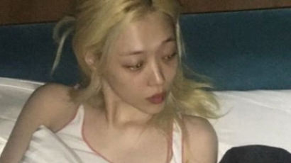 Sulli Goes Makeup And Bra Free Once Again