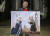 아티스트 카야가 보리스 존슨 총리가 엘리자베스 2세 여왕 뒤에 숨어 있고, 존 버커우 하원 의장(오른쪽)과 여왕의 사이에 브렉시트호가 침몰하는 그림을 들고 서 있다. [AP=연합뉴스]