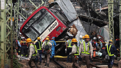 일본 열차와 트럭 충돌로 화염, 30여 명 부상