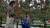 김택성(왼쪽) 명품프레샤인 공동선별회장과 그의 아내 우영자 씨가 지난달 29일 명산농원에서 사과를 키우고 있다. 여기서 재배한 사과 5개 중 1개 정도는 최상품 사과다. 문희철 기자