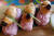  말레이시아 코타키나발루의 전통 레스토랑이 내놓은 에벌레 초밥. 초밥에 얹은 애벌레는 겉을 살짝 구웠다. 손민호 기자