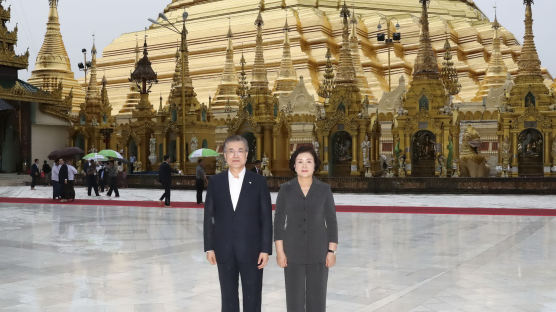 [서소문사진관] 맨발의 文 대통령 부부, 미얀마 불교유적 참배