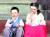 지난 10일 폭염이 기승을 부리는 한낮에 서울 종로구 경복궁을 찾은 외국인 어린이들이 이마에 쿨패치를 붙이고 있다. [뉴시스]