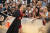 중국 배우 공리가 4일(현지시간) 베니스 영화제에서 출연작 &#39;토요일 픽션&#39; 레드카펫에 참석하며 팬들로부터 사진요청을 받고 있다.[AP=연합뉴스]