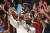1일(현지시간) 베네수엘라 배우 에드거 라미레즈가 제76회 베니스 영화제 경쟁부문 영화 &#39;와스 네트워크&#39; 상영회에 참석하며 팬들과 셀카 사진을 찍고 있다. [AFP=연합뉴스]