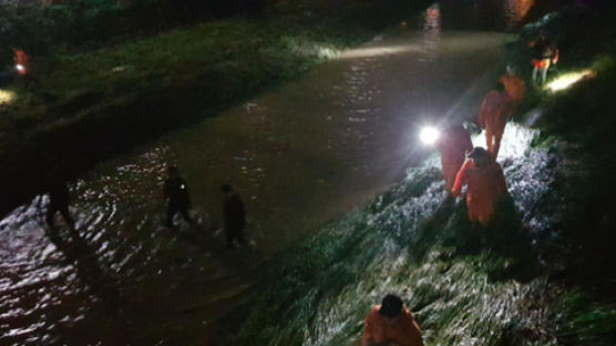 폭우로 불어난 청주 가경천서 10대 학생 실종…수색작업 중