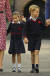 영국 왕실 샬럿 공주(왼쪽)가 5일(현지시간) 런던 남부의 사립초등학교 토머스 배터시에 오빠 조지왕자와 함께 등교하고 있다.[AP=연합뉴스] 