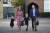 영국 왕실 샬럿 공주(왼쪽)가 5일(현지시간) 런던 남부의 사립초등학교 토머스 배터시에 엄마 ,아빠, 오빠와 함께 첫 등교하고 있다.[AP=연합뉴스] 