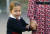 영국 왕실 샬럿 공주가 5일(현지시간) 엄마 손을 꼭 쥐고 런던 남부의 사립초등학교 토머스 배터시에 첫 등교하고 있다. [AP=연합뉴스] 