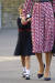 영국 왕실 샬럿 공주가 5일(현지시간) 런던 남부의 사립초등학교 토머스 배터시에 엄마 손을 잡고 첫 등교하고 있다. [AP=연합뉴스] 
