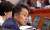 이철희 더불어민주당 의원이 6일 서울 여의도 국회 법제사법위원회 전체회의장에서 열린 조국 법무부 장관 후보자 인사청문회에서 질의를 하고 있다. [뉴스1]
