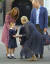  영국 왕실 샬럿 공주(왼쪽 둘째)가 5일(현지시간) 토머스 배터시 초등학교에 등교해 하슬램 선생님과 악수하고 있다. [AP=연합뉴스] 