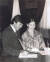 1980년 오 박사가 한복을 입은 부인과 프랑스 리옹 시청에서 혼인신고서에 서명하고 있다. / 사진:오영석