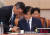 조국 법무부 장관 후보자가 6일 오후 서울 여의도 국회에서 계속된 인사청문회에서 법무부 관계자들과 이야기를 하고 있다. [연합뉴스]