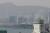 지난 4월 9일 항구 내 선박에서 미세먼지가 배출되는 가운데 부산타워와 부산항 일대가 뿌옇게 보이고 있다. [연합뉴스]