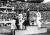 1936년 베를린 올림픽에서 육상 4관왕이 된 미국의 제시 오웬 선수(가운대)가 높이뛰기 시상식장에서 게양되는 성조기를 향해 거수경례를 하고 있다. 동메달을 딴 독일의 롱 선수와 대화 관계자들은 나치식 경례를 하고 있다. [독일 연방 문서보관소]