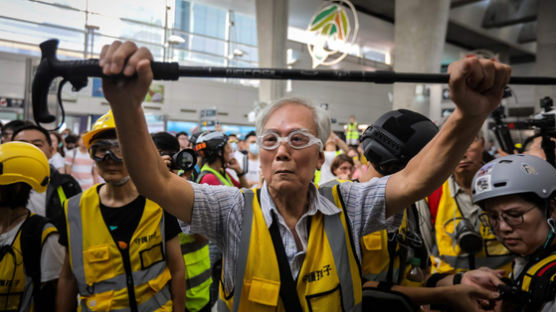 최루탄에 지팡이로 맞섰다…85세 노인이 홍콩시위 간 이유 