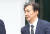 조국 신임 법무부 장관이 9일 장관 임명 발표 후 서울 서초구 방배동 자택을 나서고 있다. [연합뉴스]
