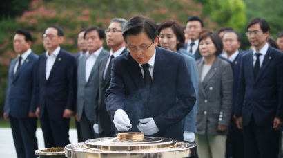 “조국 임명은 폭거…총력 투쟁” 한국당, 현충원에 간 이유