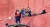 미국 해안경비대(USCG)가 10일(한국시각) 미국 동부 해안에서 전도된 현대글로비스의 자동차운반선 골든레이호 안에 갇혀 있던 마지막 한국인 선원을 구조하고 있다. [사진 미 해안경비대 트위터]