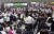 9일 태풍으로 열차 운행이 중단되자 일본 사이타마역이 출근길 시민들로 붐비고 있다. [AP=연합뉴스]