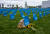 3758개의 파란색 어린이 가방이 8일(현지시간) 미국 뉴욕 유엔 본부 정원에 진열돼 있다. [AP=연합뉴스]
