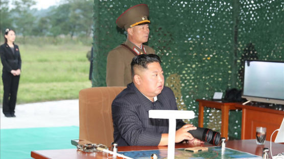 북한 올해 10번째 미사일 발사, 김정은 뒤에는 부동자세 김여정