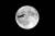 지난해 추석 연휴인 25일 오후 성남 분당구 궁내동 하늘에 뜬 보름달 앞으로 항공기가 지나가고 있다. 올 추석에는 전국에서 보름달을 볼 수 있을 전망이다. [연합뉴스]