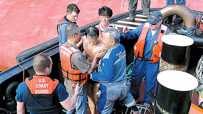 [사진] 배에 구멍 뚫고, 한국인 넷 전원 구조
