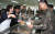 심상정 정의당 심상정 대표(왼쪽)가 추석을 앞둔 10일 육군25사단 신병훈련소를 방문해 훈련병들에게 점심식사를 배식하고 있다. 국회사진기자단