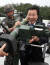 손학규 바른미래당 대표가 한국형 휴대용 대공미사일 &#39;신궁&#39;을 어깨에 메고 있다. 국회사진기자단