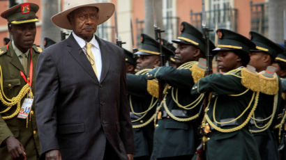 “눈에는 눈, 이에는 이” 법원에 살인범 극형 명한 우간다 대통령 