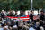 경관들이 미국 국기를 들고 추모식장으로 향하고 있다. [로이터=연합뉴스]