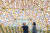 2019 서울도시건축비엔날레 개막을 이틀 앞둔 5일 서울 종로구 세운상가를 찾은 시민들이 전시된 작품을 살펴보고 있다. [뉴스1]