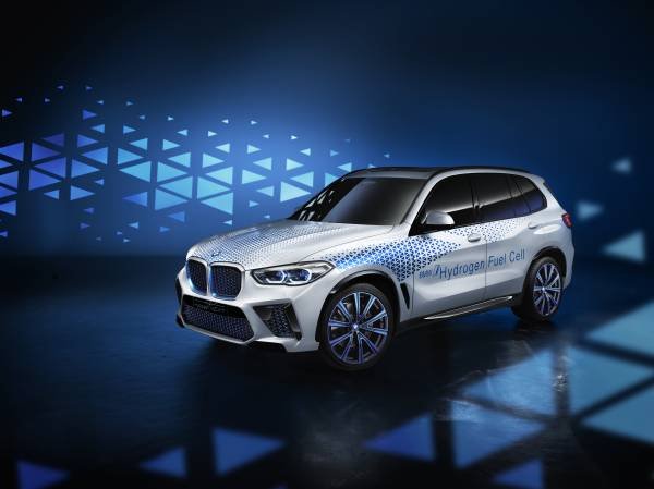 BMW가 선보인 첫 수소전기차 콘셉트카. 일본 도요타가 개발한 수소연료전지 시스템을 바탕으로 개발했다. BMW그룹은 2022년 X5 기반의 차세대 수소전기차를 내놓을 예정이다. [사진 BMW그룹]
