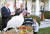 버락 오바마 전 미국 대통령이 임기 중 마지막 추수감사절을 하루 앞두고 백악관에서 열린 칠면조 사면식에 참석해 인터넷 투표로 선정된 칠면조 &#39;토트&#39;를 사면하고 있다. [중앙포토] 