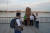 헤이허를 찾은 중국인 관광객들이 아무르 강변에서 기념 사진을 찍고 있다. 건너편이 러시아 블라고베센스크다. 강찬수 기자