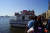 아무르강을 건넌 중국인 보따리장수들. 뒷편 여객선은 러시아인들이 이용하는 여객선이다. 강찬수 기자