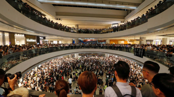 중추절에도 시위열린 홍콩···쇼핑몰서 '오성홍기'와 충돌