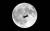 추석인 13일 전국에서 보름달을 볼 수 있을 전망이다. 지난해 추석 연휴였던 9월 25일 오후 성남 분당구 궁내동 하늘에 뜬 보름달 앞으로 항공기가 지나가고 있다. [연합뉴스]