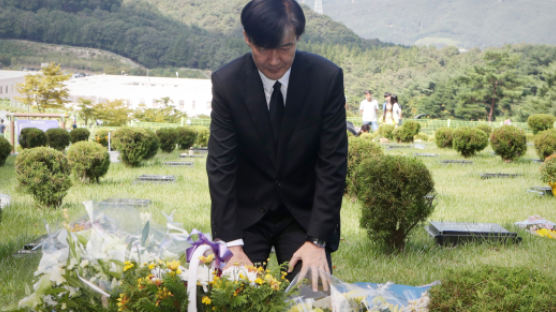 故김홍영 검사 묘소 참배한 조국 장관 “죽음 헛되지 않을 것”