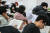 지난 설 연휴 서울 노량진의 한 공무원시험 학원에서 수험생들이 공부하고 있다. [뉴스1]