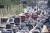 13일 서울 서초구 경부고속도로 잠원IC 부근 상하행선이 정체를 빚으며 차량들이 서행하고 있다. [뉴스1]