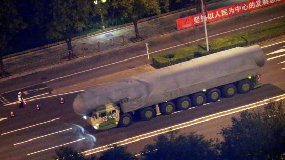 [서소문사진관] 폐쇄된 중국 베이징 질주하는 미사일과 전차