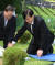 조국 법무부 장관이 지난 14일 부산추모공원에서 고 김홍영 검사 묘소를 참배하고 있다. 왼쪽은 김 검사의 부친. 조 장관은 ’검사 교육 및 승진 제도가 바뀌어야 한다“고 말했다. 송봉근 기자