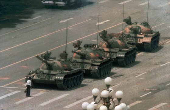 찰리 콜이 1989년 6월 4일 천안문 광장 시위 현장에서 찍은 탱크를 막아선 남성(일명 ‘탱크 맨’)의 모습. 찰리 콜은 이 사진으로 세계보도사진상을 수상했다. [사진 월드프레스포토 재단]
