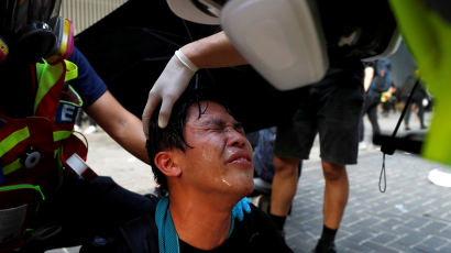 [서소문사진관]벽돌·화염병 던지자 최루탄·물대포로 맞대응…홍콩 또 격렬 충돌