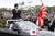 아베 신조 일본 총리가 지난해 10월 사이타마 현의 육상자위대 아사카 훈련장에서 욱일기를 들고 있는 자위대를 사열하고 있다. [AFP=연합뉴스] 