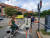 자전거 전용도로 곳곳에는 사진처럼 신호를 기다리며 팔다리를 얹고 쉴 수 있는 시설이 있다. 최승표 기자