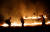국립아마존 연구소 화재감시 대원들이 15일(현지시간) 아마조나스 주에서 발생한 화재를 진압하고 있다. [로이터=연합뉴스] 
